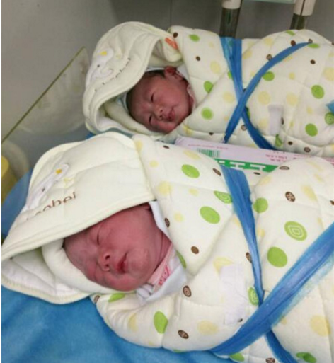 二胎妈妈云南仁爱医院顺产分娩双胞胎，体重竟一模一样