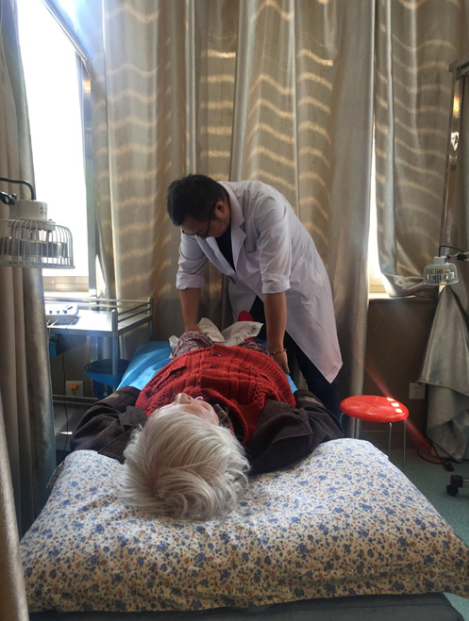 87岁老人仁爱理疗治好腿部顽疾 曾受病痛折磨十余年